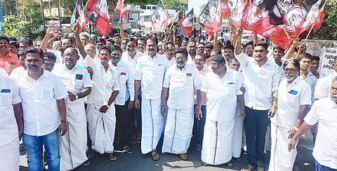 மதுரை மாநகர் மாவட்ட அ.தி.மு.க. ஓ.பி.எஸ். அணியினர் ஊர்வலமாக வந்தனர்.