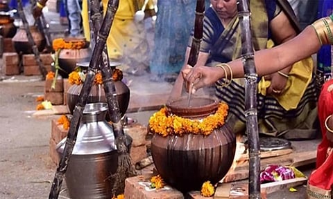 கோவிலில் பெண்கள் பொங்கல் வைத்து வழிபாடு