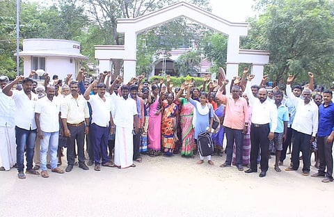 எஸ்.பி. அலுவலகம் முன்பு ஆர்ப்பாட்டத்தில் ஈடுபட்ட மாணவரின் உறவினர்கள்.