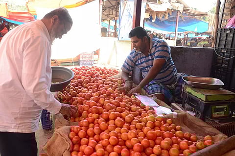 வரத்து குறைவு எதிரொலி ஈரோடு வ. உ.சி. காய்கறி மார்க்கெட்டில் தக்காளி விலை உயர்ந்தது