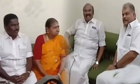 ஜி.கே.வாசனுடன் அ.தி.மு.க. மூத்த தலைவர்கள் சந்திப்பு