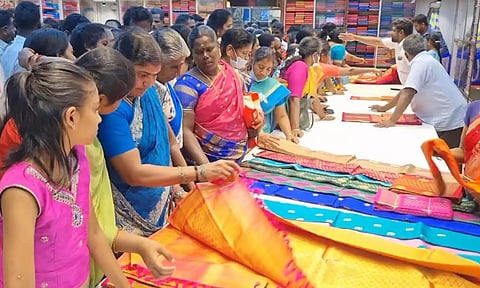 தை மாத முகூர்த்த நாட்கள்- காஞ்சிபுரத்தில் பட்டு சேலை வாங்க குவியும் மக்கள்