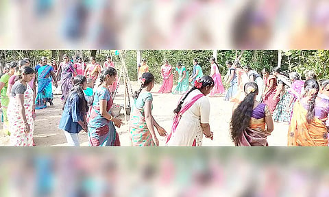 கும்மியடித்து மகிழ்ந்த பெண்கள்.