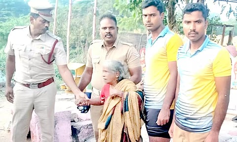 தத்தளித்த மூதாட்டியை மீட்கப்பட்டு சிகிச்சைக்காக ஆஸ்பத்திரிக்கு அனுப்பி வைக்கப்பட்டார்.