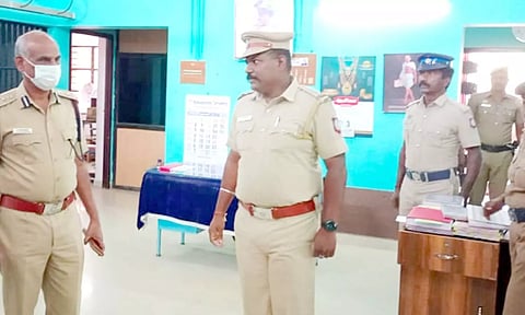 தஞ்சை சரக டி.ஐ.ஜி. ஜெயச்சந்திரன் சுவாமிமலை போலீஸ் நிலையத்தை ஆய்வு செய்தார்.