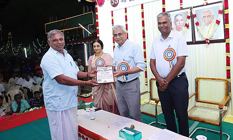 சிறப்பாக பணியாற்றும் தொழிலாளர்களுக்கு ராம்கோ சேர்மன் பி.ஆர்.வெங்கட்ராமராஜா பாராட்டு சான்றிதழ் வழங்கினார்.