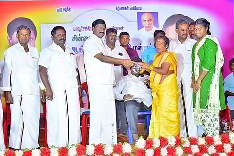 விளையாட்டு போட்டிகளில் வெற்றி பெற்றவர்களுக்கு நெல்லை தெட்சணமாற நாடார் சங்க தலைவர் ஆர்.கே.காளிதாசன் பரிசு வழங்கிய காட்சி.