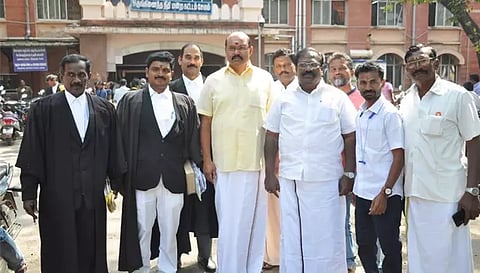 வன்னியர் சங்க மாநிலச் செயலாளர் கார்த்தி, முன்னாள்
எம்.எல்.ஏ தமிழரசு ஆகியோர் கோர்ட்டில் ஆஜராக வந்த காட்சி.