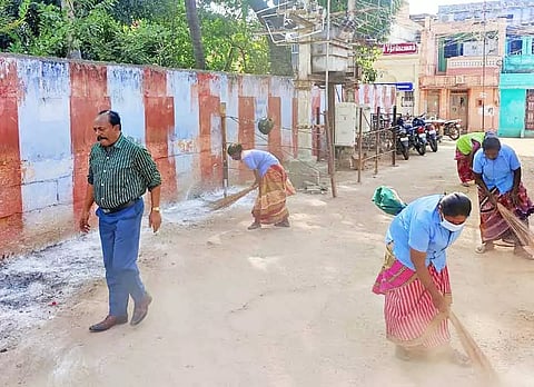கோவிலை சுற்றி தூய்மை பணி நடைபெற்ற காட்சி.