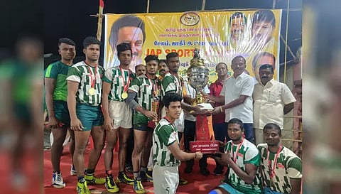 வெற்றி பெற்ற அணிக்கு முன்னாள் துணை மேயர் பன்னீர்செல்வம் பரிசு வழங்கிய காட்சி.