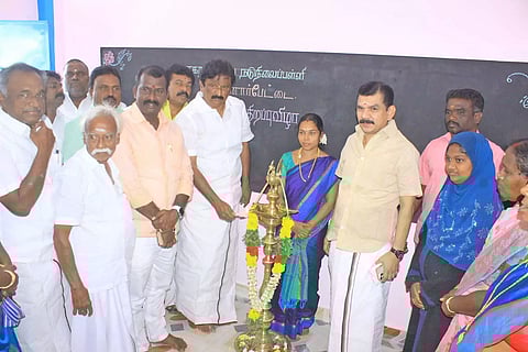 புதிய வகுப்பறை கட்டிடத்தை மத்திய மாவட்ட தி.மு.க. செயலாளர் அப்துல்வகாப் எம்.எல்.ஏ. குத்துவிளக்கு ஏற்றி திறந்து வைத்த காட்சி. 