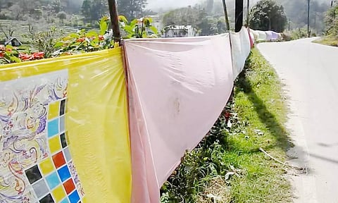 தோட்டங்களில் வன விலங்குகள் புகுவதை தடுக்க பல வண்ண சேலைகளால் வேலி அமைக்கப்பட்டுள்ளது.