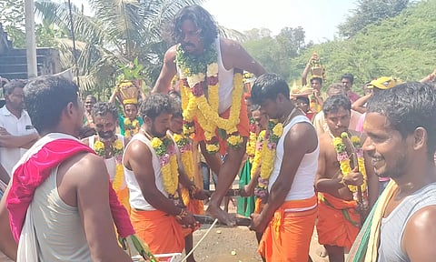 கத்திமேல் நடந்து வந்து ஆசி வழங்கிய பூசாரி.