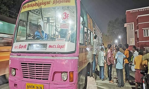 போலீஸ் நிலையம் முன்பு பஸ் நிறுத்தப்பட்டிருந்த போது எடுத்த படம் 