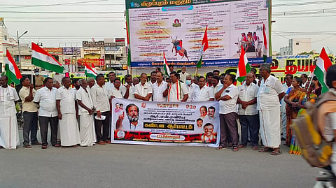 கவர்னர் ரவியை கண்டித்து விழுப்புரம் மத்திய மாவட்ட காங்கிரஸ் கட்சி தலைவர் ஆர்.டி.வி. சீனிவாசக்குமார் தலைமையில் கண்டன ஆர்ப்பாட்டம் நடந்தது.