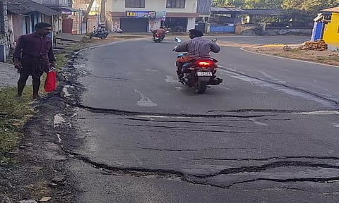 சாலையில் வெடிப்பு ஏற்பட்ட பகுதியை படத்தில் காணலாம் 