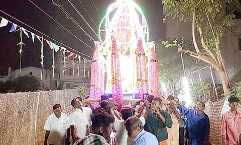 காடம்பாடியில் தேர்பவனி நடைபெற்றது.