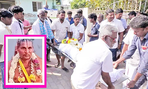 கோவில் ஊழியர் கிருஷ்ணன் உடல் உறவினர்களிடம் ஒப்படைக்கப்பட்ட காட்சி. (உள்படம்: கொலை செய்யப்பட்ட கிருஷ்ணன்)