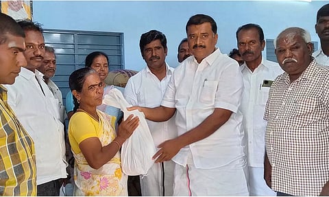 ஜக்கம்மாள்புரத்தில் ரேஷன் கடையை மார்க்கண்டேயன் எம்.எல்.ஏ. திறந்து வைத்து பொதுமக்களுக்கு பொருட்களை வழங்கிய காட்சி.