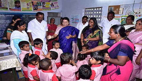 படமுடி பாளையம் குழந்தைகள் மையத்தில் சமூக நலன் மற்றும் மகளிர் உரிமைத் துறை அமைச்சர் கீதா ஜீவன் ஆய்வு செய்தபோது எடுத்த படம்.