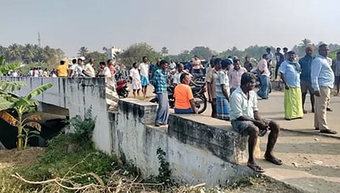 சம்பவ இடத்தில் திரண்ட பொதுமக்களை படத்தில் காணலாம்.