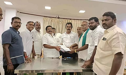 ஊசுடு தொகுதி 32 கிளைகளில் போட்டியிடுபவர்கள் பட்டியலை சிவா எம்.எல்.ஏ., தாயகம் கவி எம்.எல்.ஏ. ஆகியோரிடம் தேர்தல் பொறுப்பாளர்கள் வழங்கிய காட்சி.