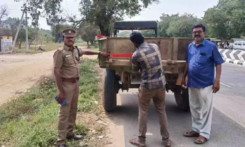 விபத்துக்களை தடுக்க வாகனங்களின் பின்புறம் ஒளிரும் ஸ்டிக்கர்
