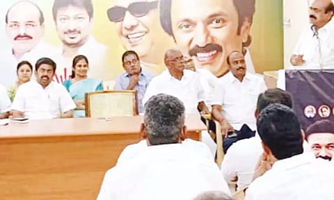 கூட்டத்தில் பங்கேற்றவர்கள்.