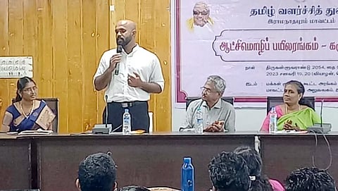 பயிலரங்கத்தில் மாவட்ட கலெக்டர் ஜானி டாம் வர்கீஸ் பேசினார்.