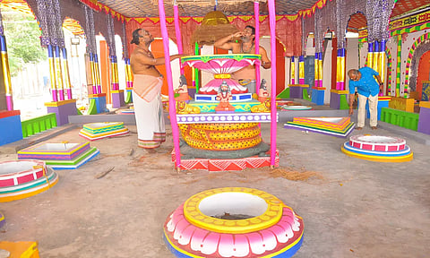 யாக சாலை பூஜைகள் நடத்த குண்டங்கள் அமைக்கப்பட்டிருந்த காட்சி.