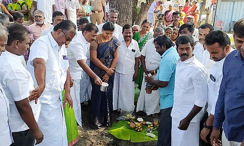 எட்டயபுரம் நடுவிற்பட்டி கிராமத்தில் புதிய பஸ் நிறுத்த பூமி பூஜை பணியை மார்க்கண்டேயன் எம்.எல்.ஏ. தொடங்கி வைத்த போது எடுத்த படம்.