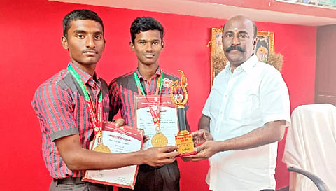 மாநில அளவிலான டென்னிஸ் போட்டியில் வெற்றிபெற்ற மாணவர்களுக்கு விவேகானந்தா வித்யாஷ்ரம் பள்ளி தாளாளர் திருமாறன் கேடயம் வழங்கிய காட்சி.