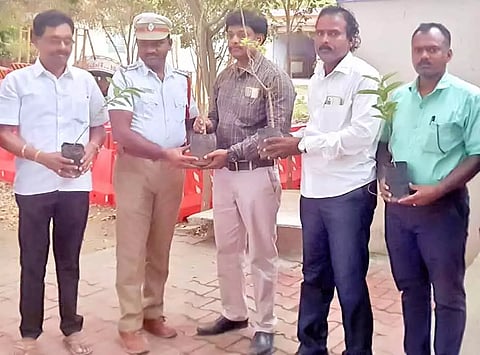 போக்குவரத்து இன்ஸ்பெக்டரை பாராட்டிய காட்சி