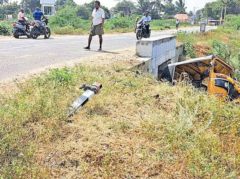 ஆட்டோ கவிழ்ந்து கிடக்கும் காட்சி.
