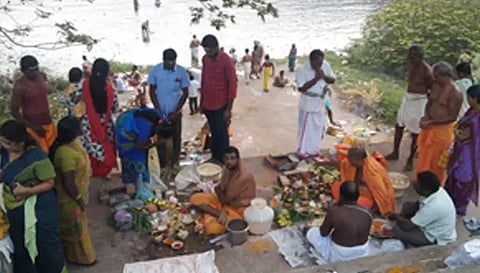 தை அமாவாசையை முன்னிட்டு, குடும்பத்தில் மறைந்த முன்னோருக்கு காவிரி ஆற்றங்கரையில் தர்ப்பணம் கொடுப்பது வழக்கம். அதன்படி, இன்று காலை மேட்டூர் காவிரி பாலம் அருகே உள்ள காவிரி ஆற்றங்கரையில் ஏராளமானோர், மறைந்த முன்னோர்களுக்கு அரிசி மாவு பிண்டம் வைத்து பூஜை செய்து தர்ப்பணம் கொடுத்தனர்.