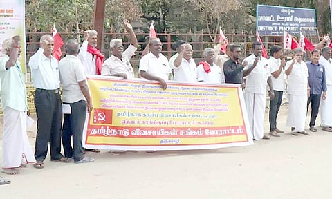 தமிழ்நாடு விவசாயிகள் சங்கத்தினர் ஆர்ப்பாட்டத்தில் ஈடுபட்டனர்.