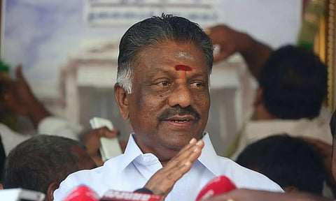 ஓ.பன்னீர்செல்வம் திடீர் குஜராத் பயணம்- முக்கிய பிரதிநிதிகளுடன் ஆலோசனை ?