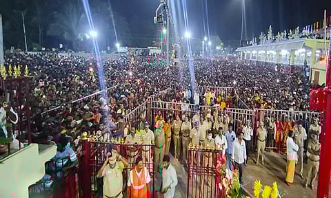 ஊஞ்சல் உற்சவத்தில் கலந்து கொண்டவர்களை படத்தில் காணலாம்.