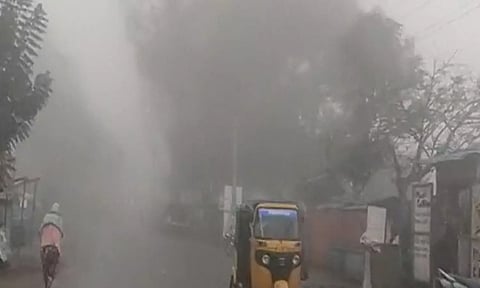 ஏற்காட்டில் கடும் குளிர், பனி மூட்டம்- ஸ்வெட்டர் விற்பனை மும்முரம்