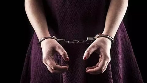 ரேஷன் அரிசியை கடத்திய வழக்கில் பெண் கைது