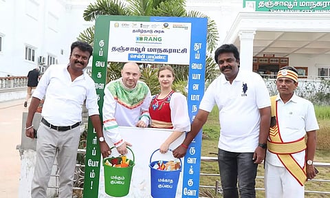 ரஷ்ய கலைஞர்கள், மேயர்-ஆணையரிடம் போட்டோ எடுத்து கொண்டனர்.