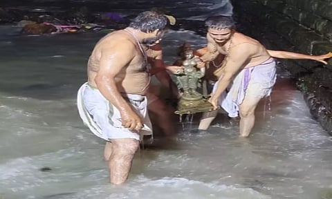 முக்கடல் சங்கமத்தில் பகவதி அம்மனுக்கு ஆராட்டு நிகழ்ச்சி நடந்த போது எடுத்த படம்.