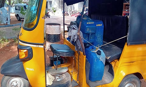 பறிமுதல் செய்யப்பட்ட மண்எண்ணையை படத்தில் காணலாம் 