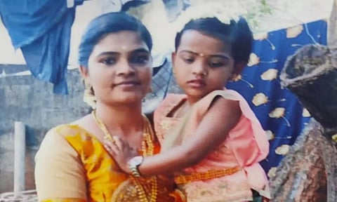 குழந்தையுடன் கவிதா