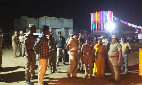 கிரேன் விழுந்த இடத்தில் போலீசார் விசாரணை நடத்திய காட்சி