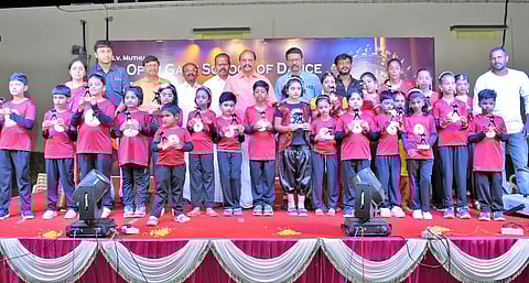 மாணவ- மாணவிகளுக்கு பரிசுகளை கடம்பூர் ராஜூ எம்.எல்.ஏ. வழங்கிய போது எடுத்தபடம்.