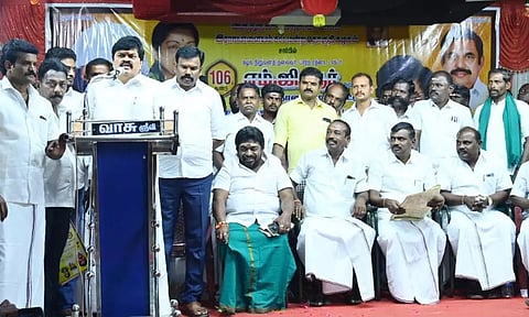 பொதுக்கூட்டத்தில் முன்னாள் அமைச்சர் கே.டி. ராஜேந்திரபாலாஜி பேசினார்.