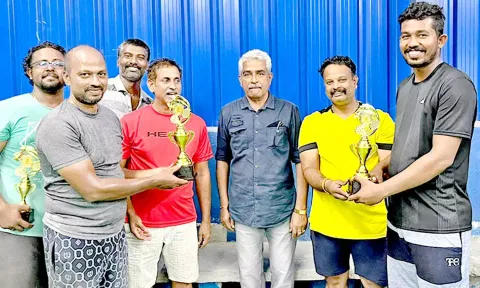 பேட்மிண்டன் போட்டியில் வெற்றி பெற்றவர்களுக்கு பரிசுகள் வழங்கப்பட்டது.