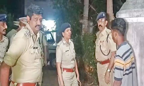 கொலை நடந்த இடத்தில் விசாரணை நடத்தும் போலீசார்.