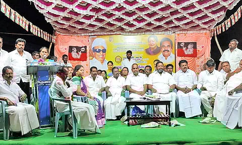 பொதுக்கூட்டத்தில் முன்னாள் அமைச்சர் ராஜலெட்சுமி பேசியபோது எடுத்த படம்.